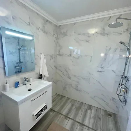 Apartament 2 Bedroom In With Swimming Pool